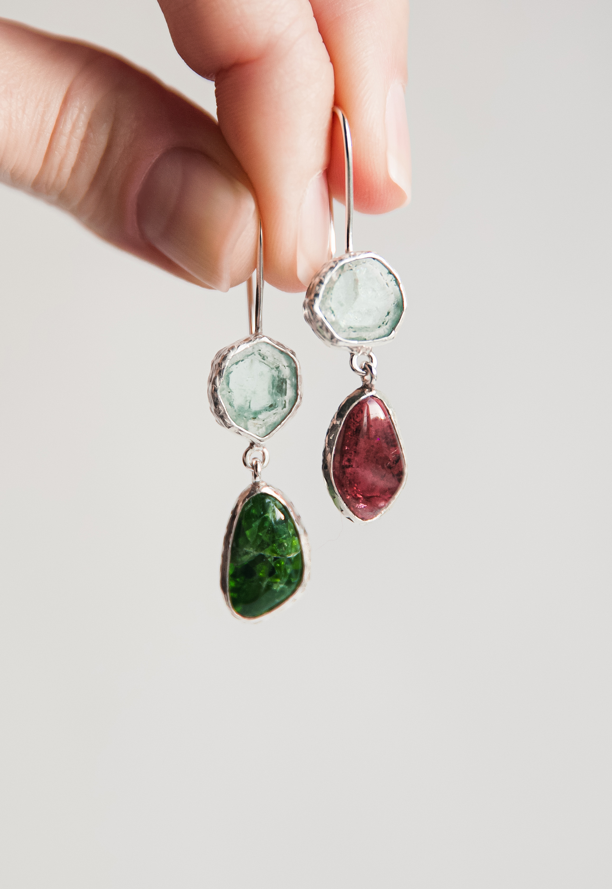 Серьги с аквамарином, турмалином и хромдиопсидом