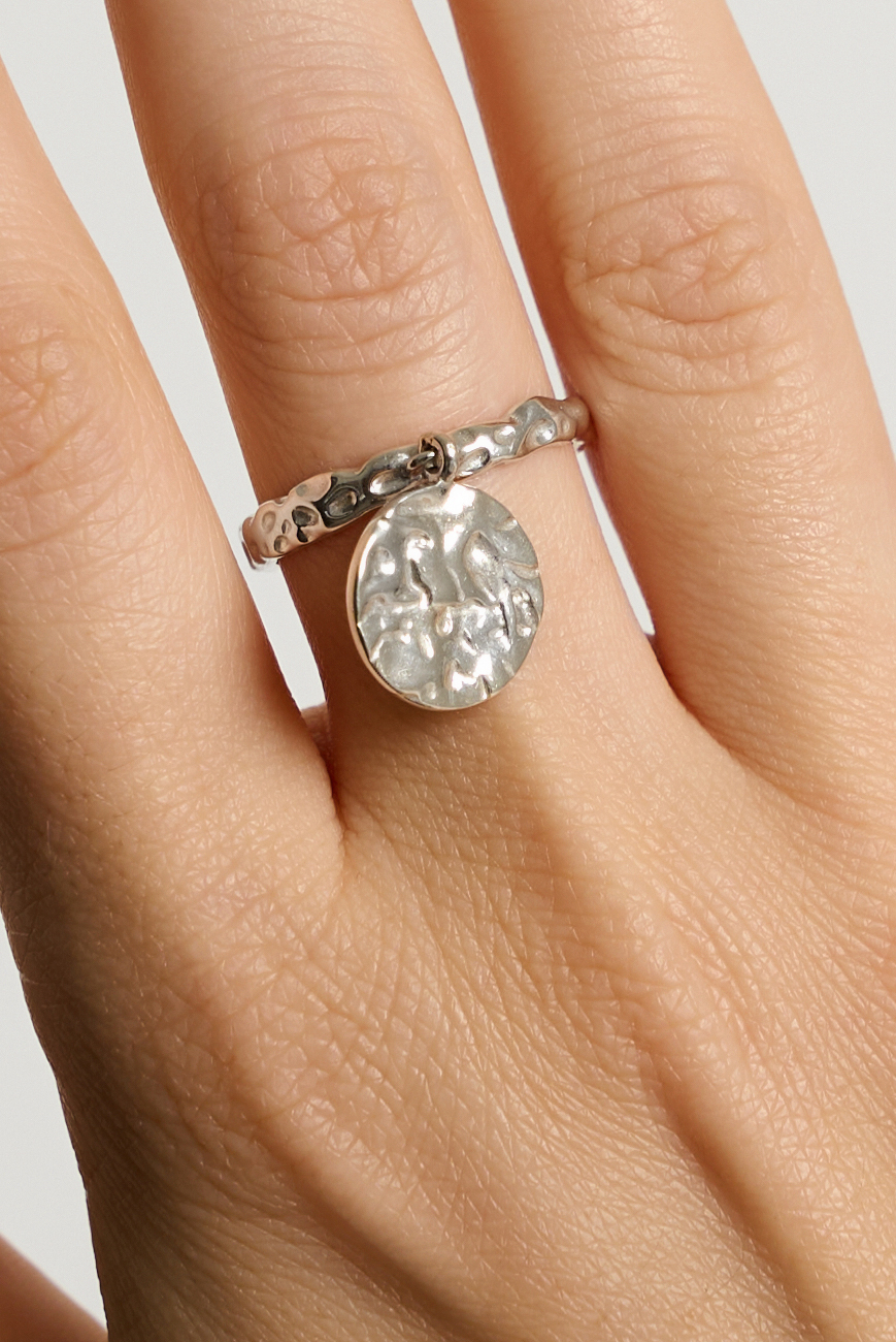 Кольцо с подвеской монета