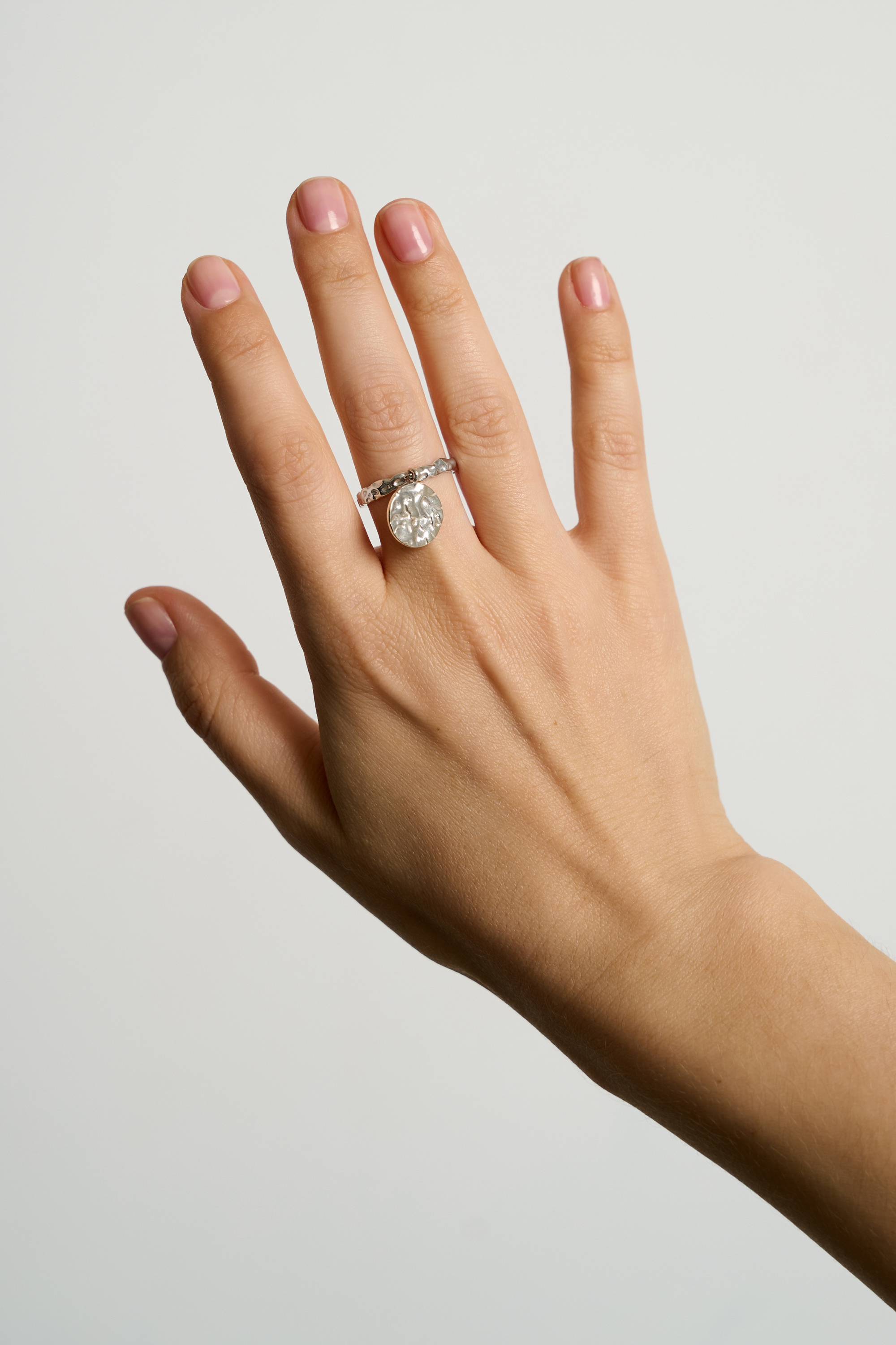 Кольцо с подвеской монета