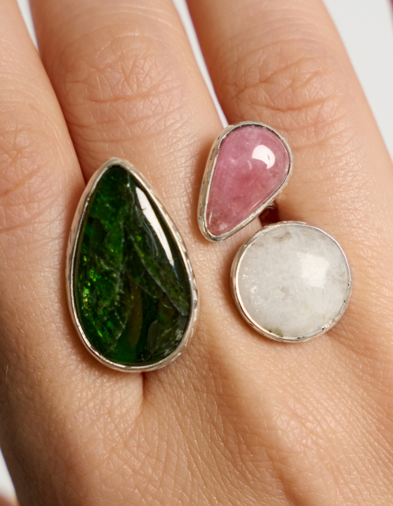 Кольцо с хромдиопсидом, турмалином и беломоритом