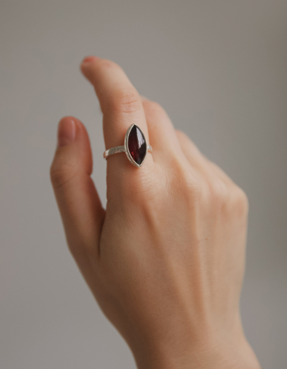 Кольцо с гранатом