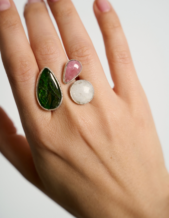 Кольцо с хромдиопсидом, турмалином и беломоритом