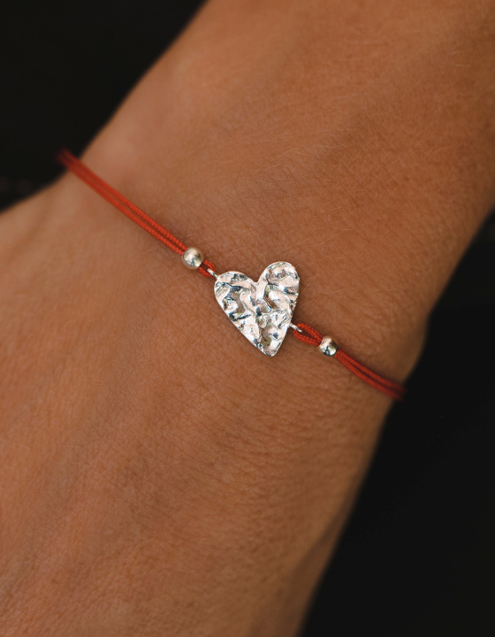 Браслет Сердце на красной нити