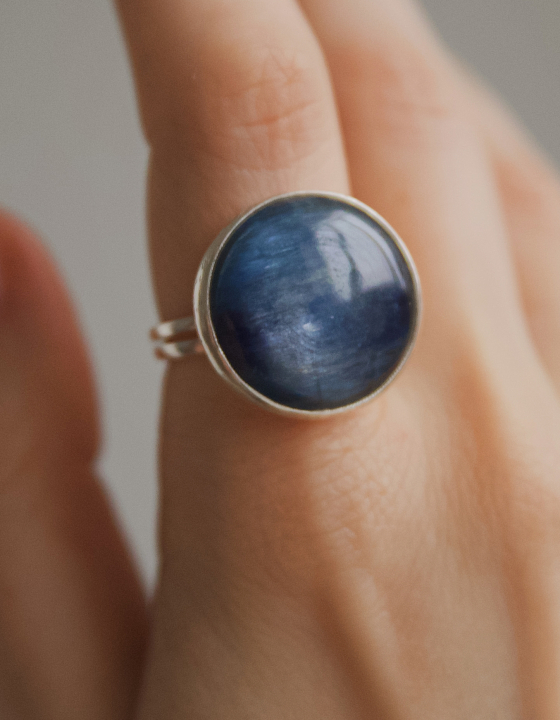 Кольцо с кианитом