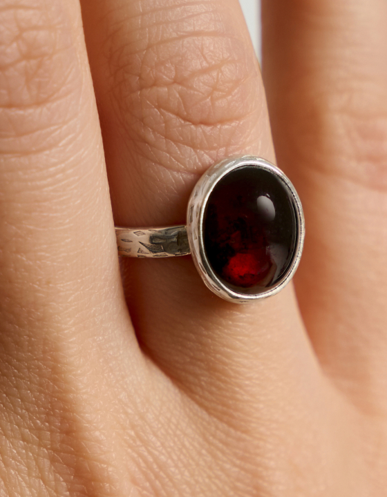 Кольцо с гранатом