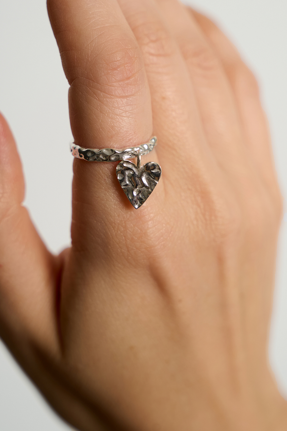 Кольцо с подвеской сердце