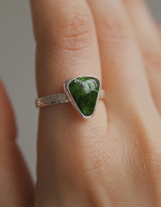 Кольцо с хромдиопсидом