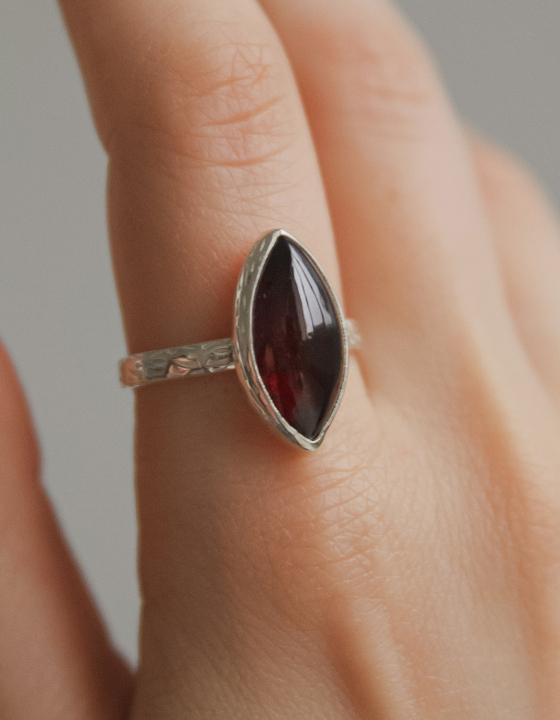 Кольцо с гранатом