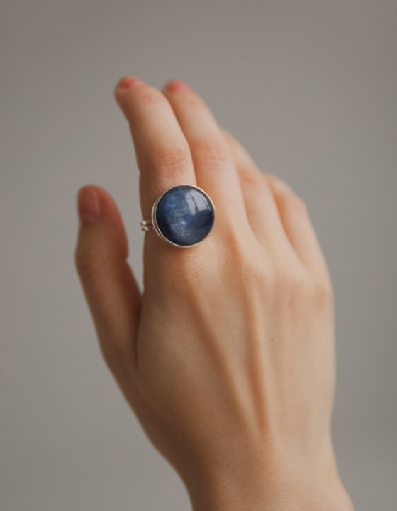 Кольцо с кианитом