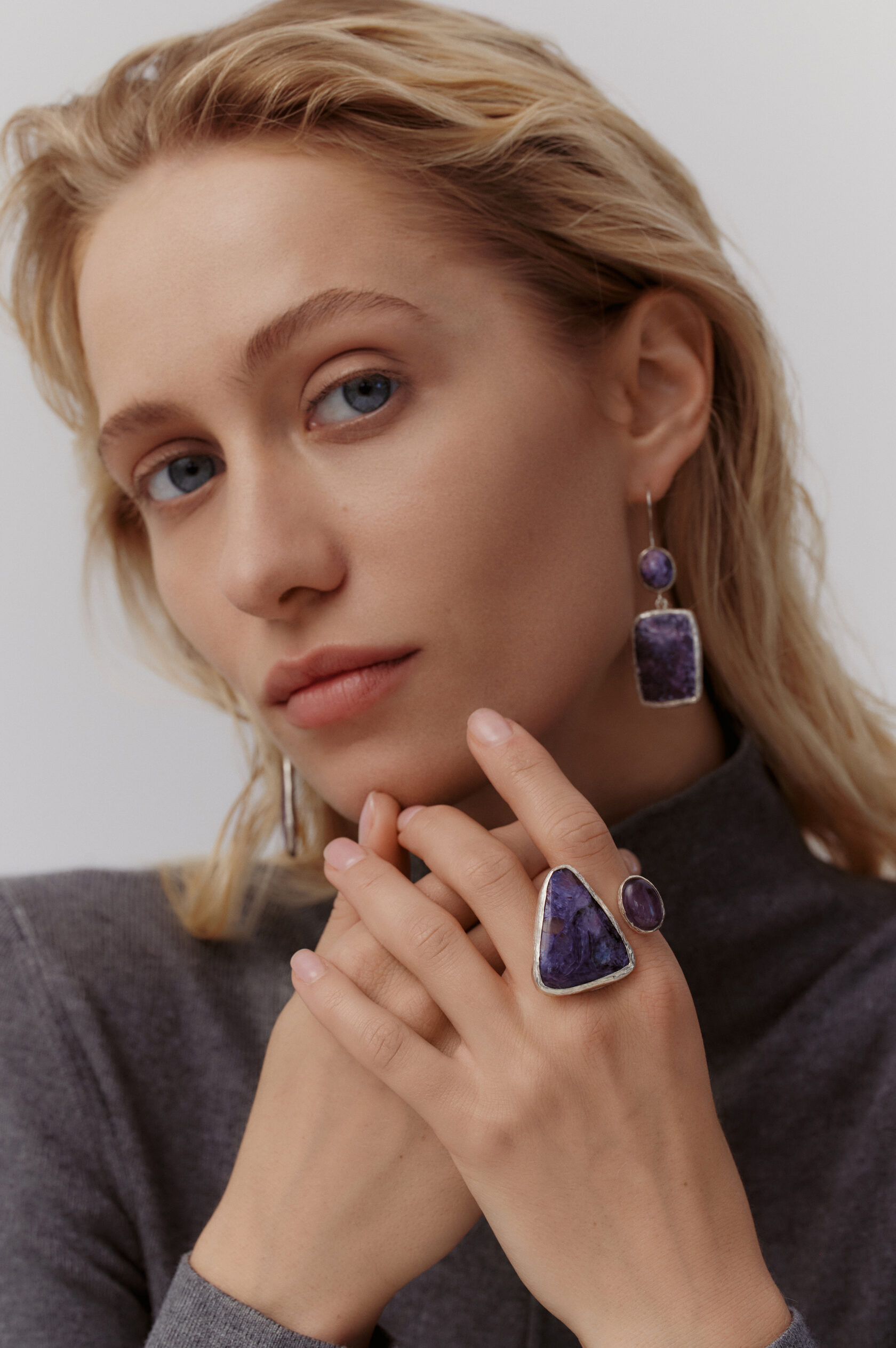 Кольцо с чароитом и аметистом