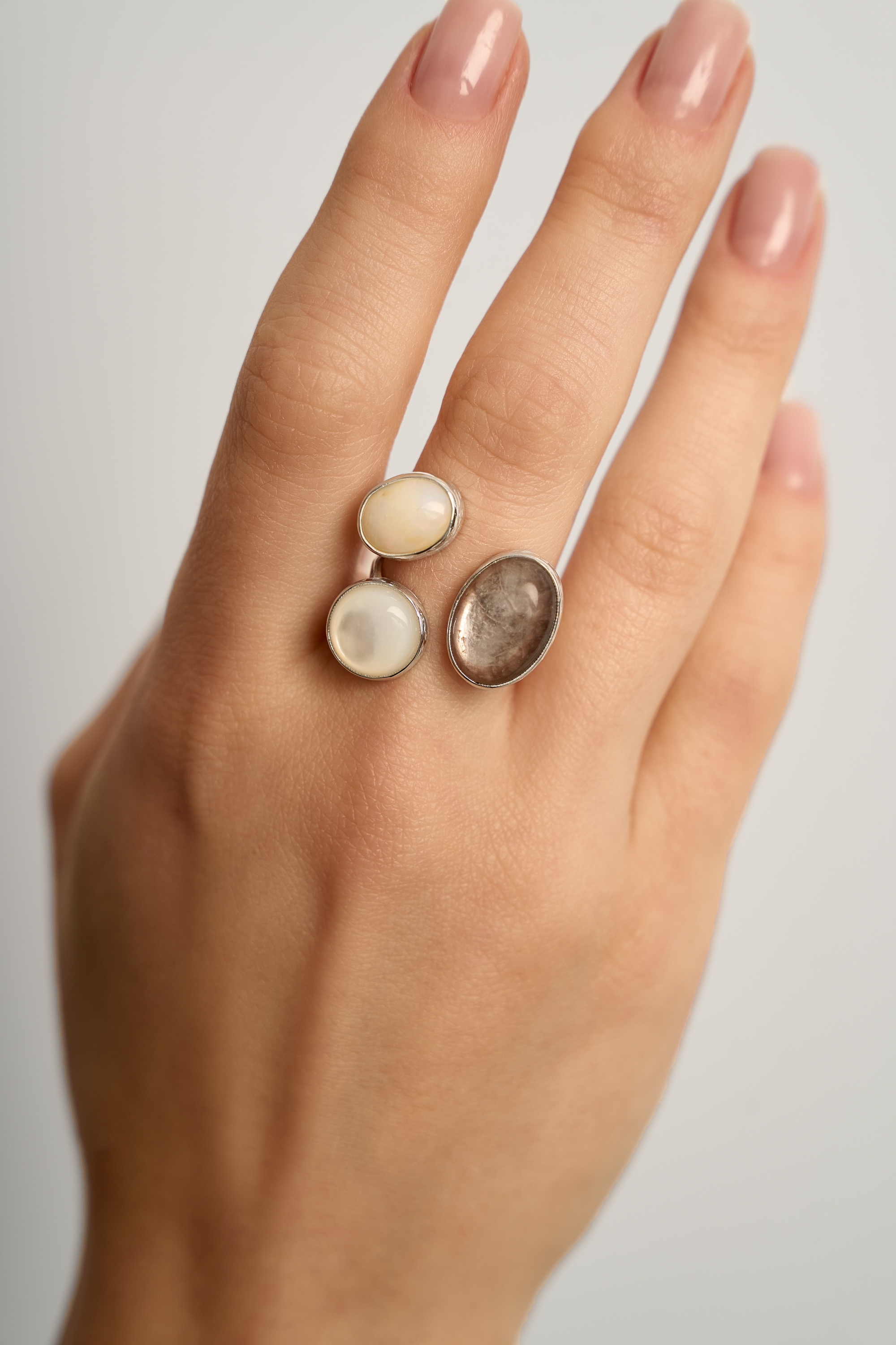 Кольцо с лепидолитом, эфиопским опалом и перламутром