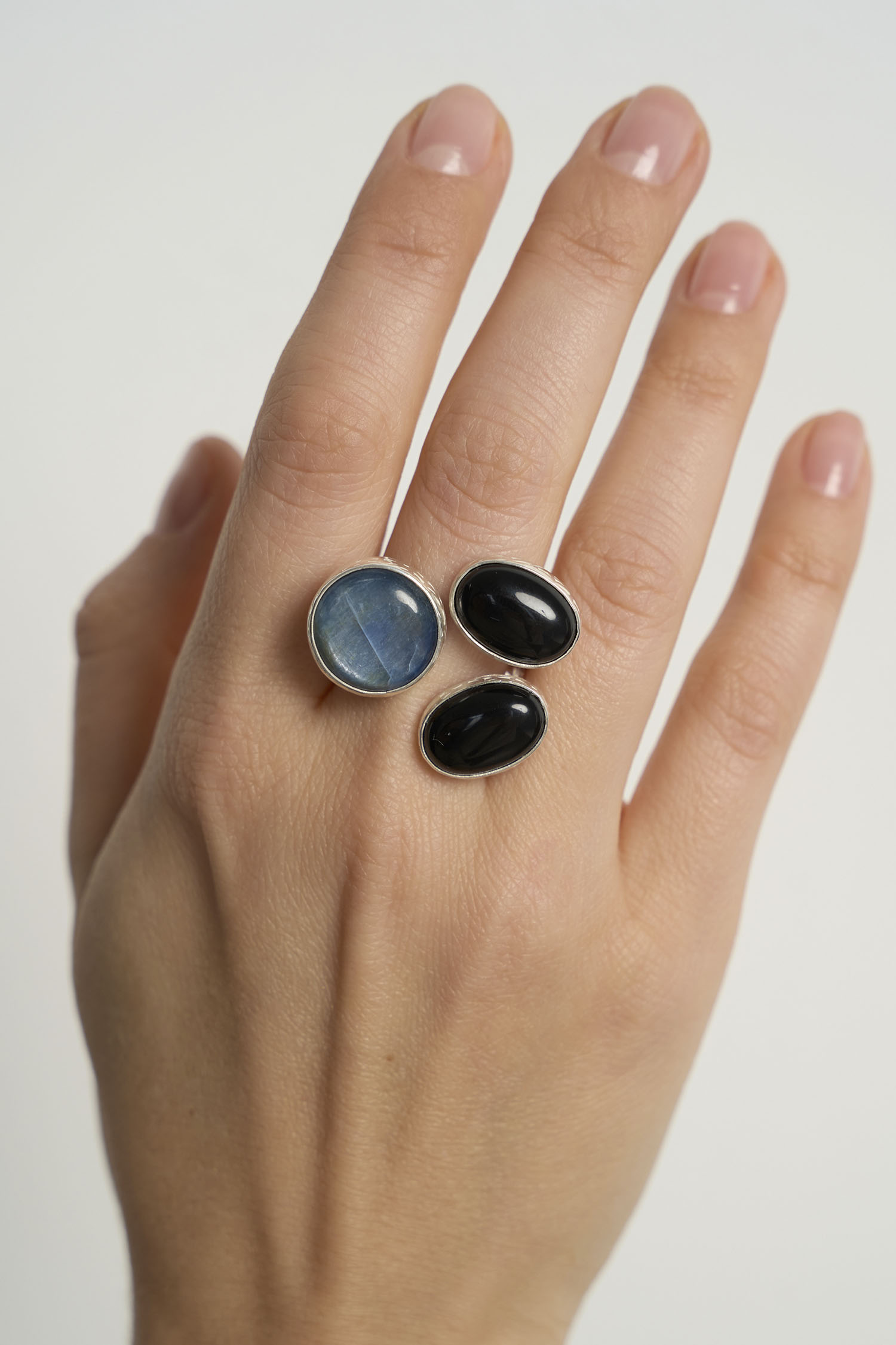Кольцо с кианитом и черными агатами