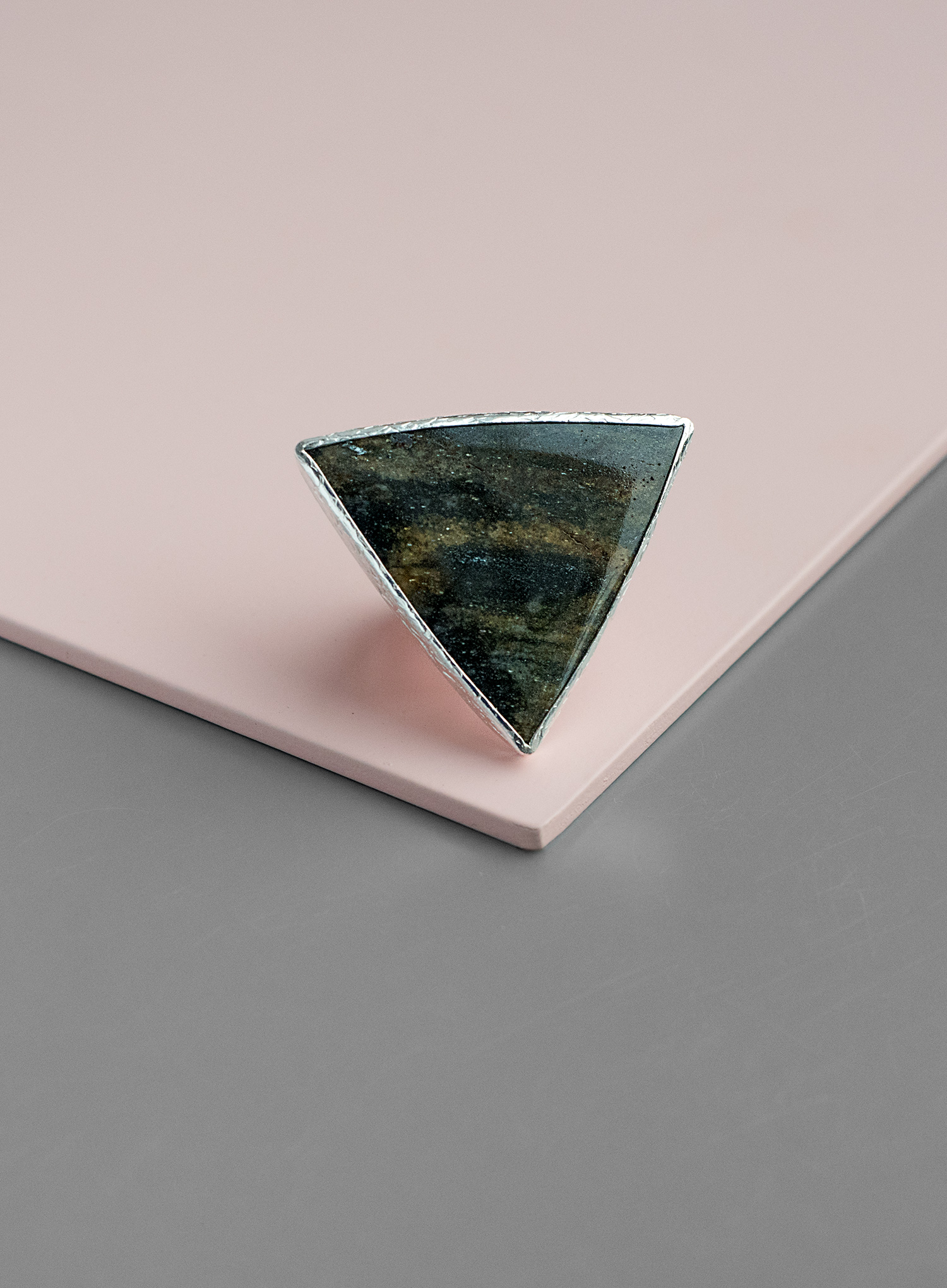 Кольцо с треугольным уткинитом