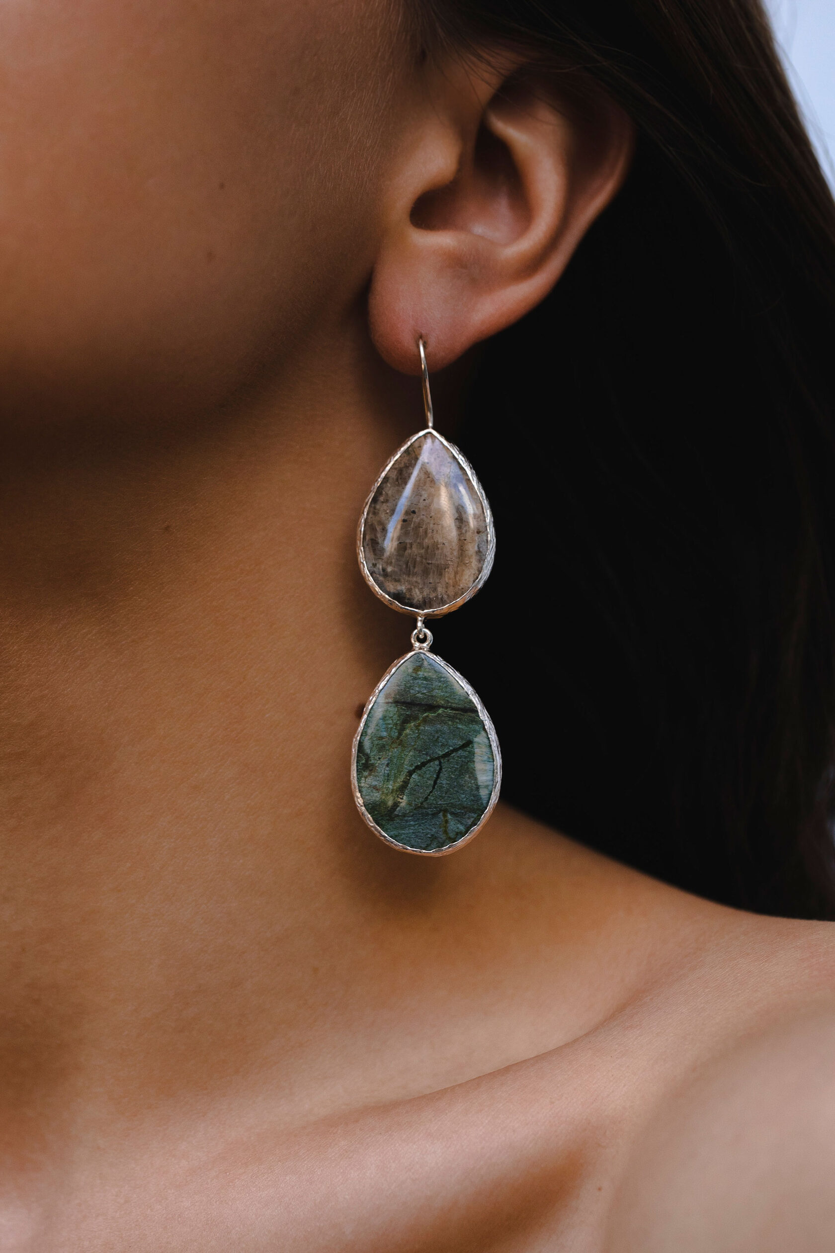 Серьги с лунным камнем и лиственитом
