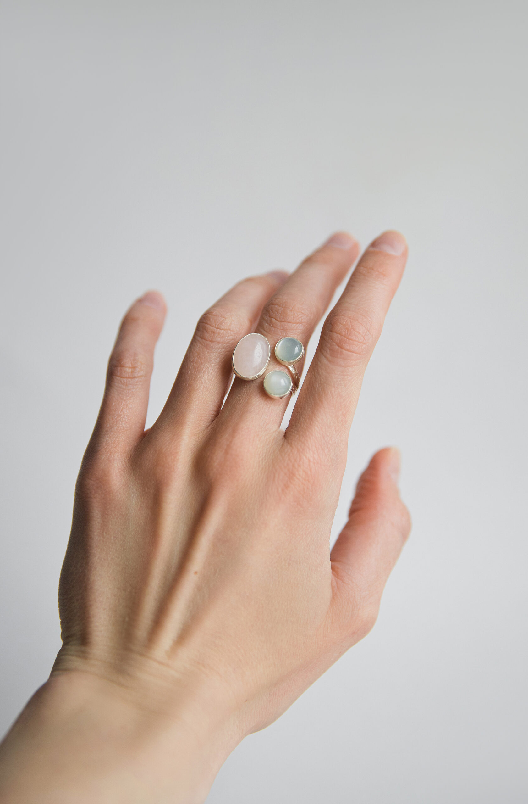 Кольцо с розовым кварцем и перламутром