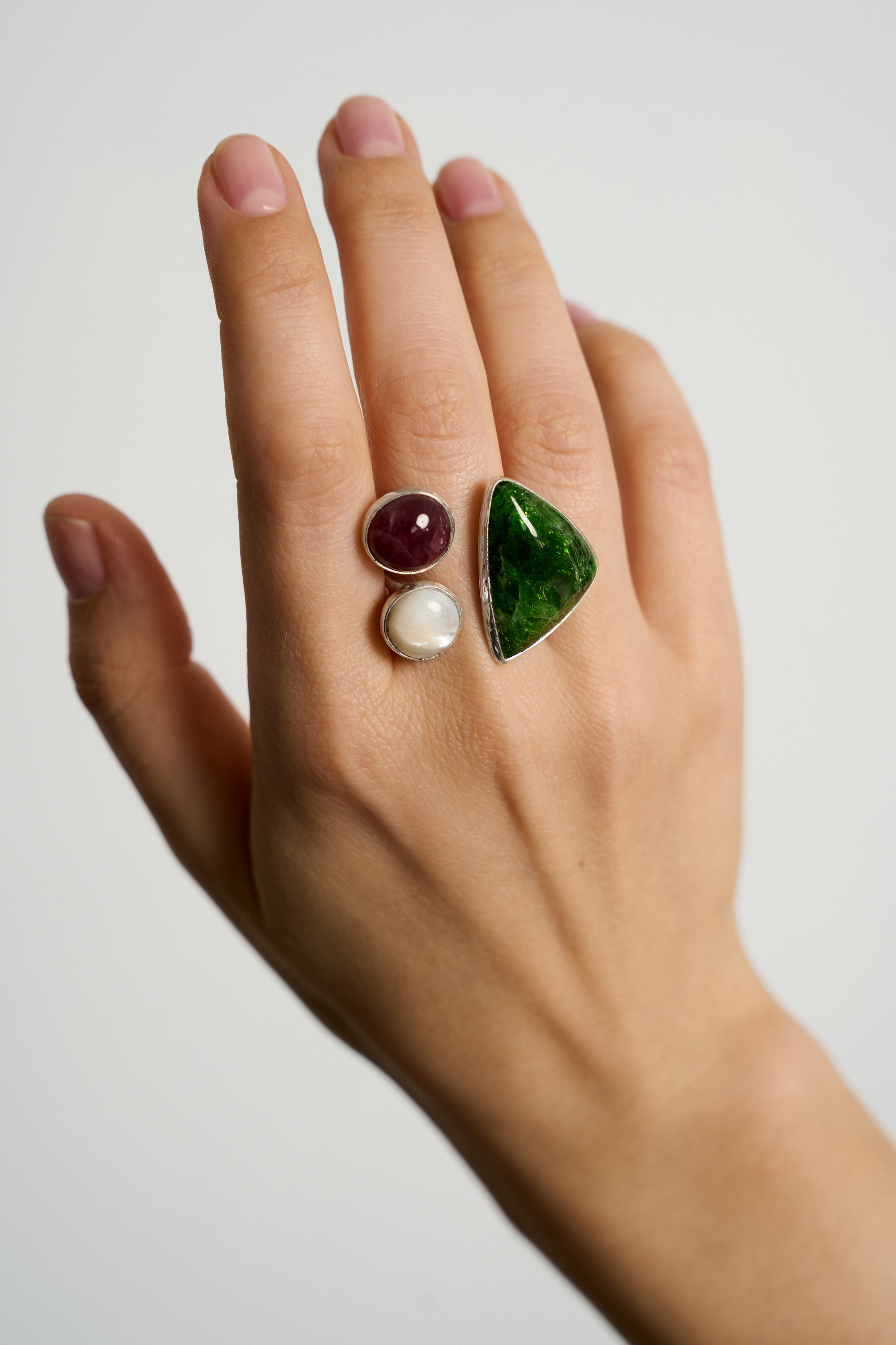 Кольцо с хромдиопсидом, беломоритом и турмалином