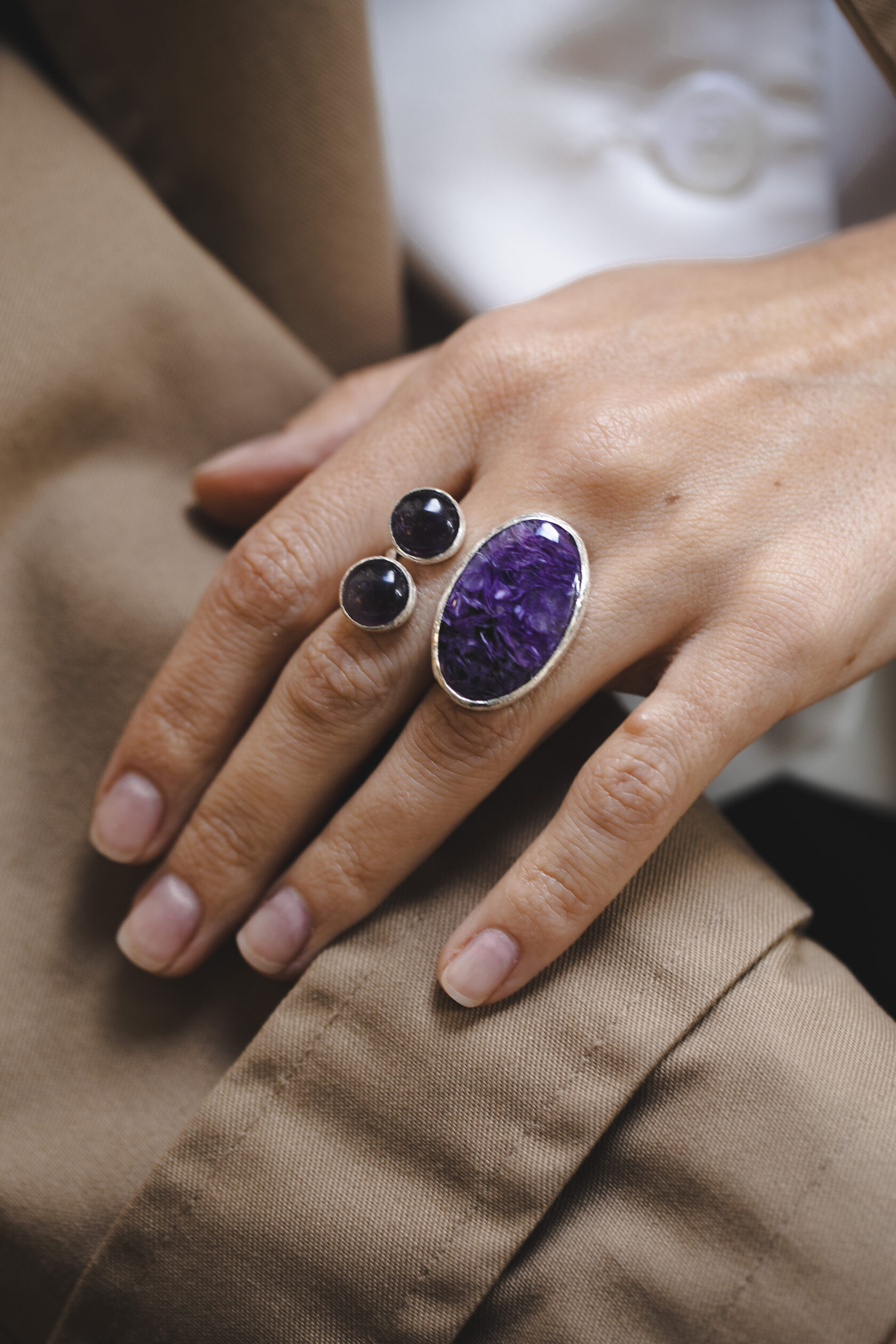 Кольцо с чароитом и аметистом