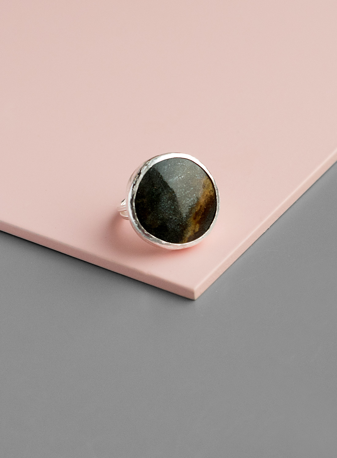 Кольцо с круглым уткинитом