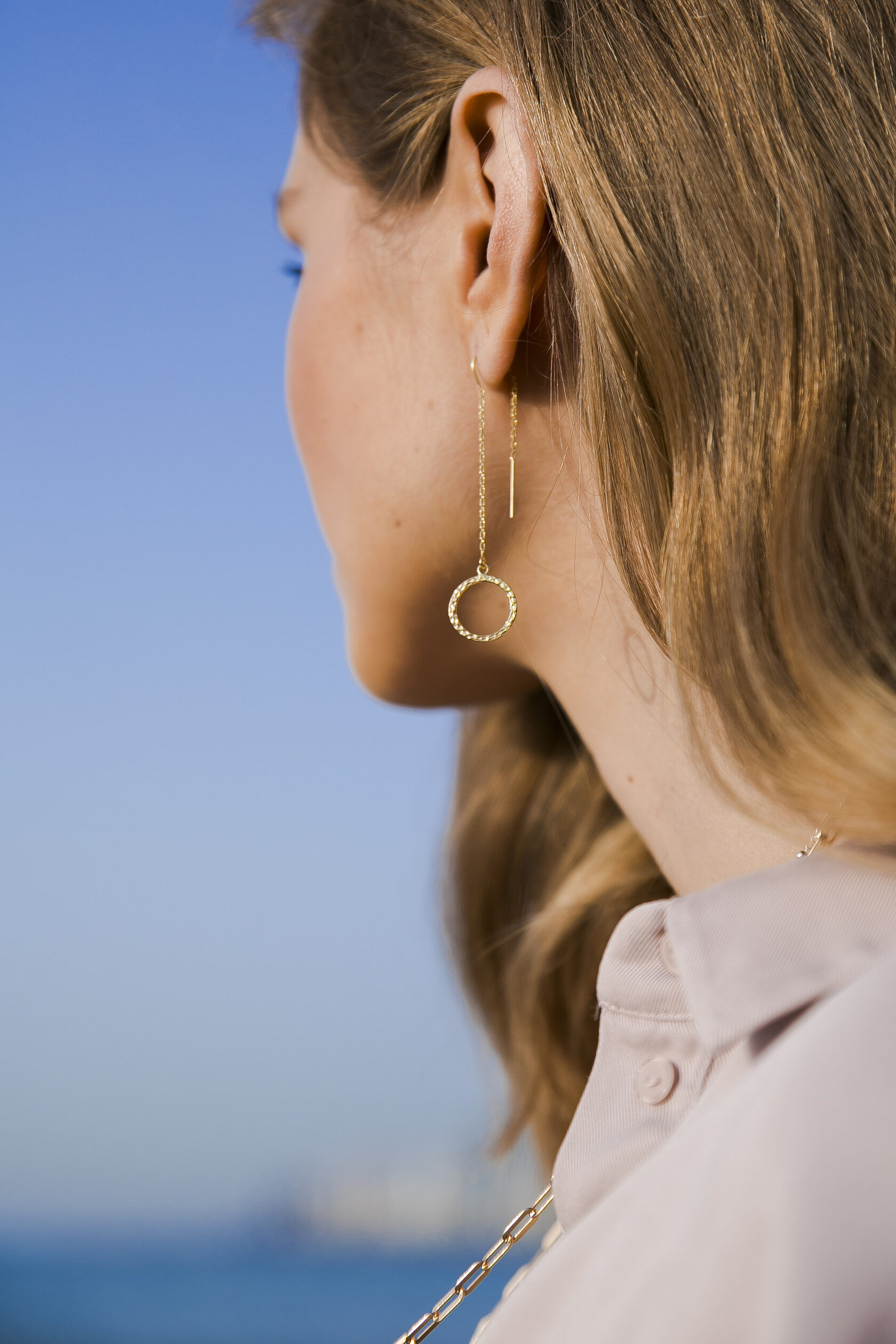 Серьги-цепочки с мятым кругом