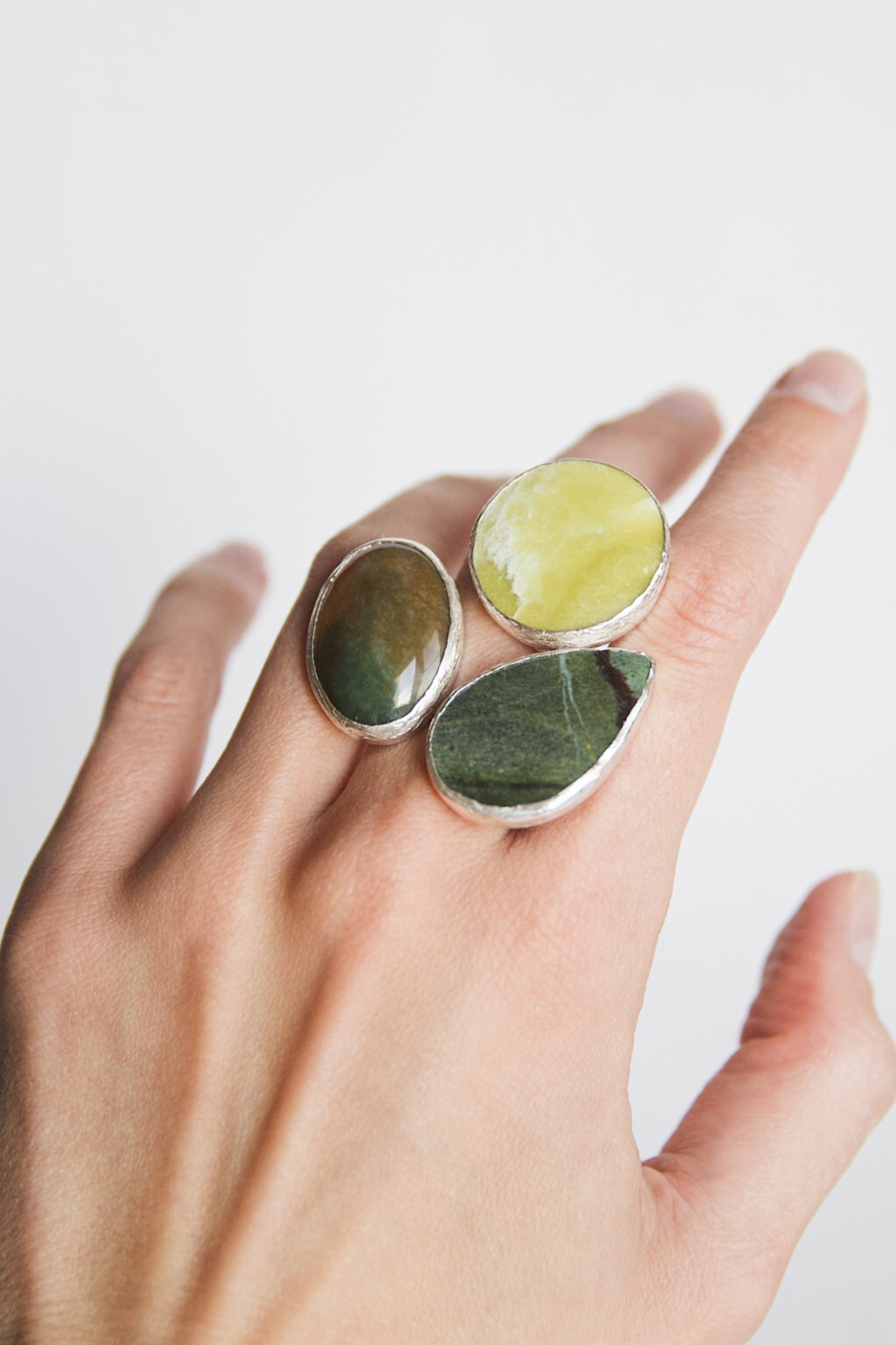 Кольцо с нефритом, офитом и лиственитом