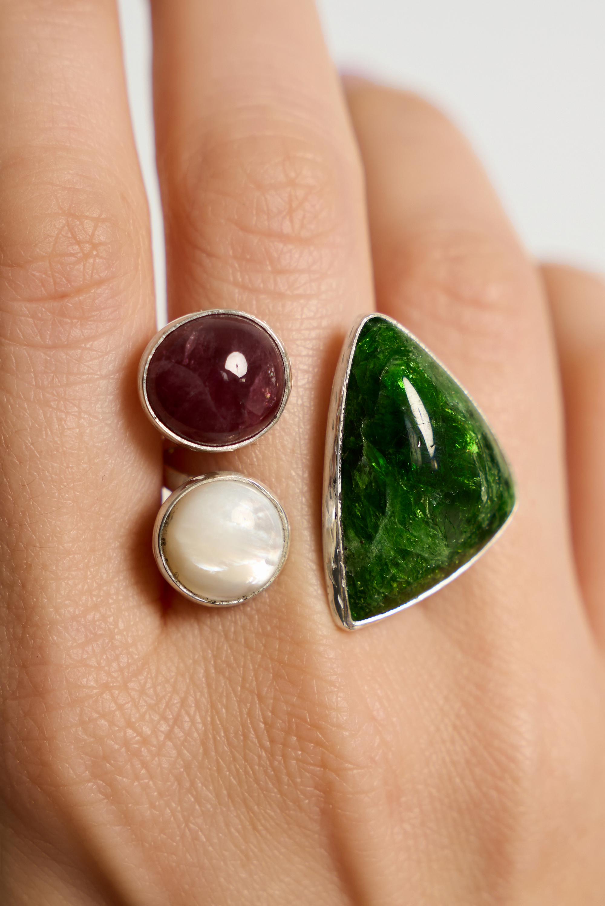 Кольцо с хромдиопсидом, беломоритом и турмалином