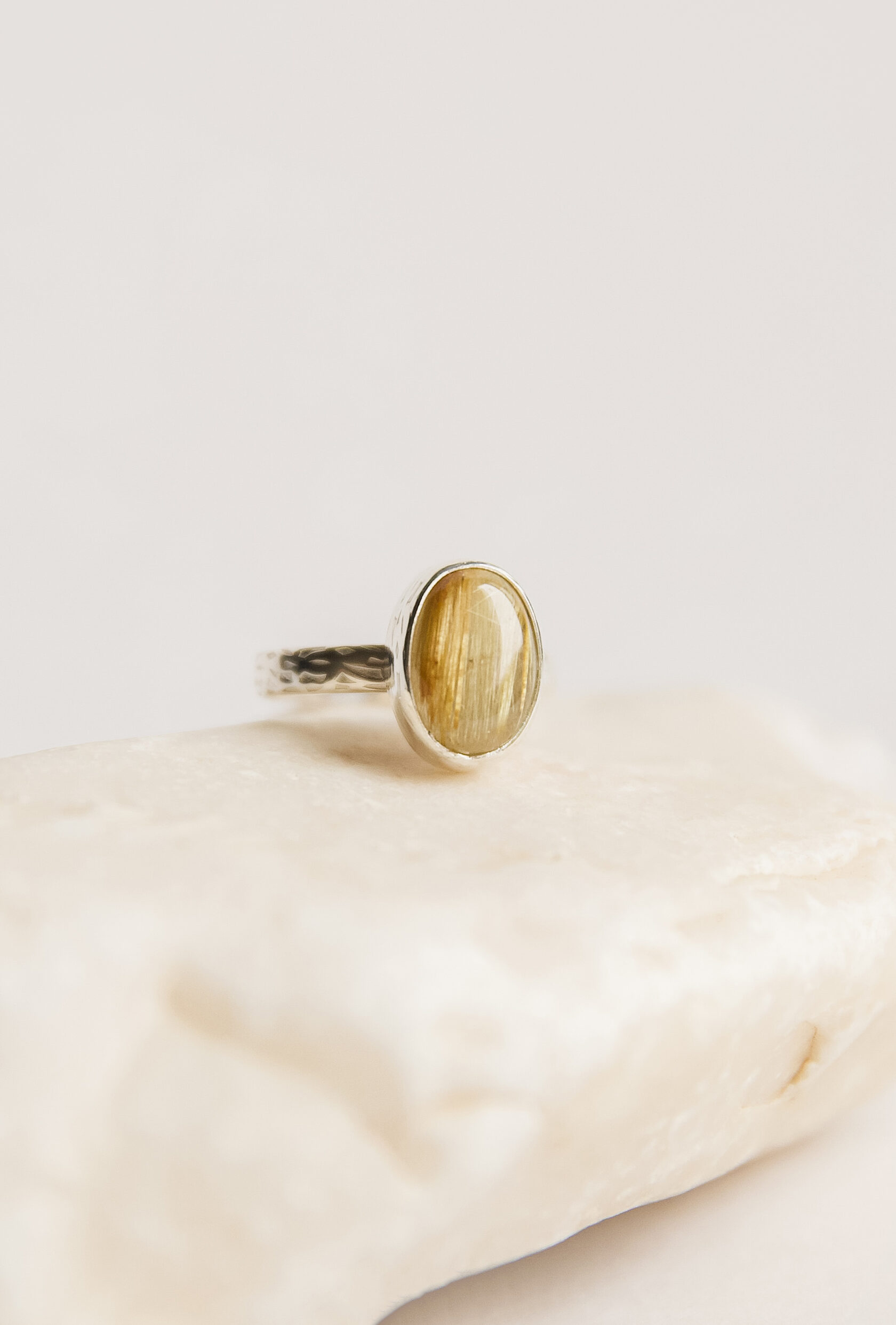 Кольцо с рутиловым кварцем