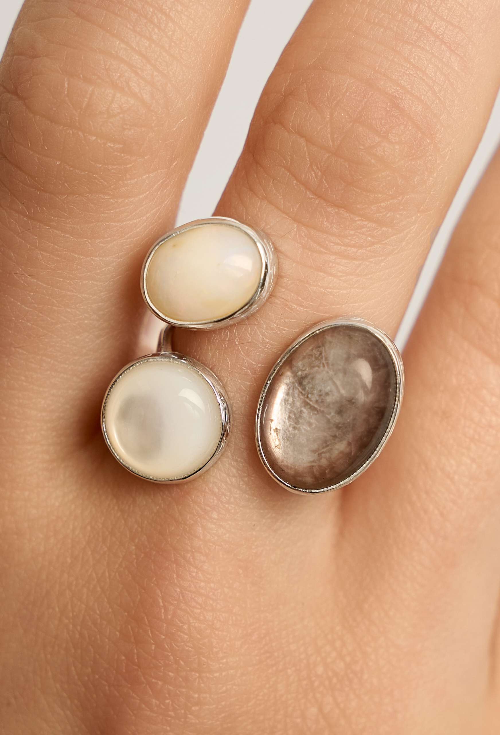 Кольцо с лепидолитом, эфиопским опалом и перламутром