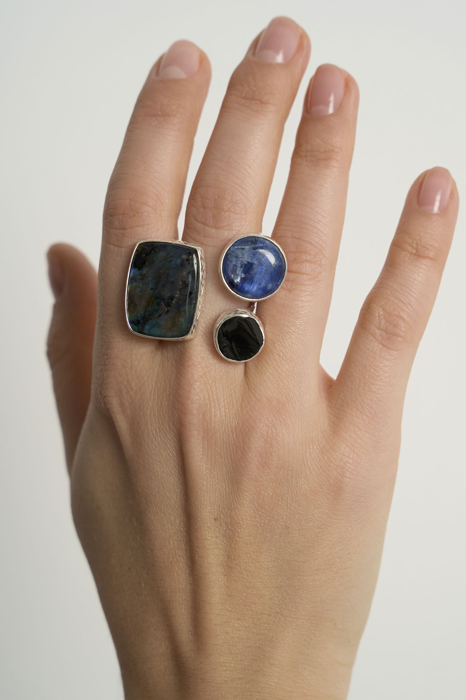 Кольцо со спектролитом, шпинелью и кианитом