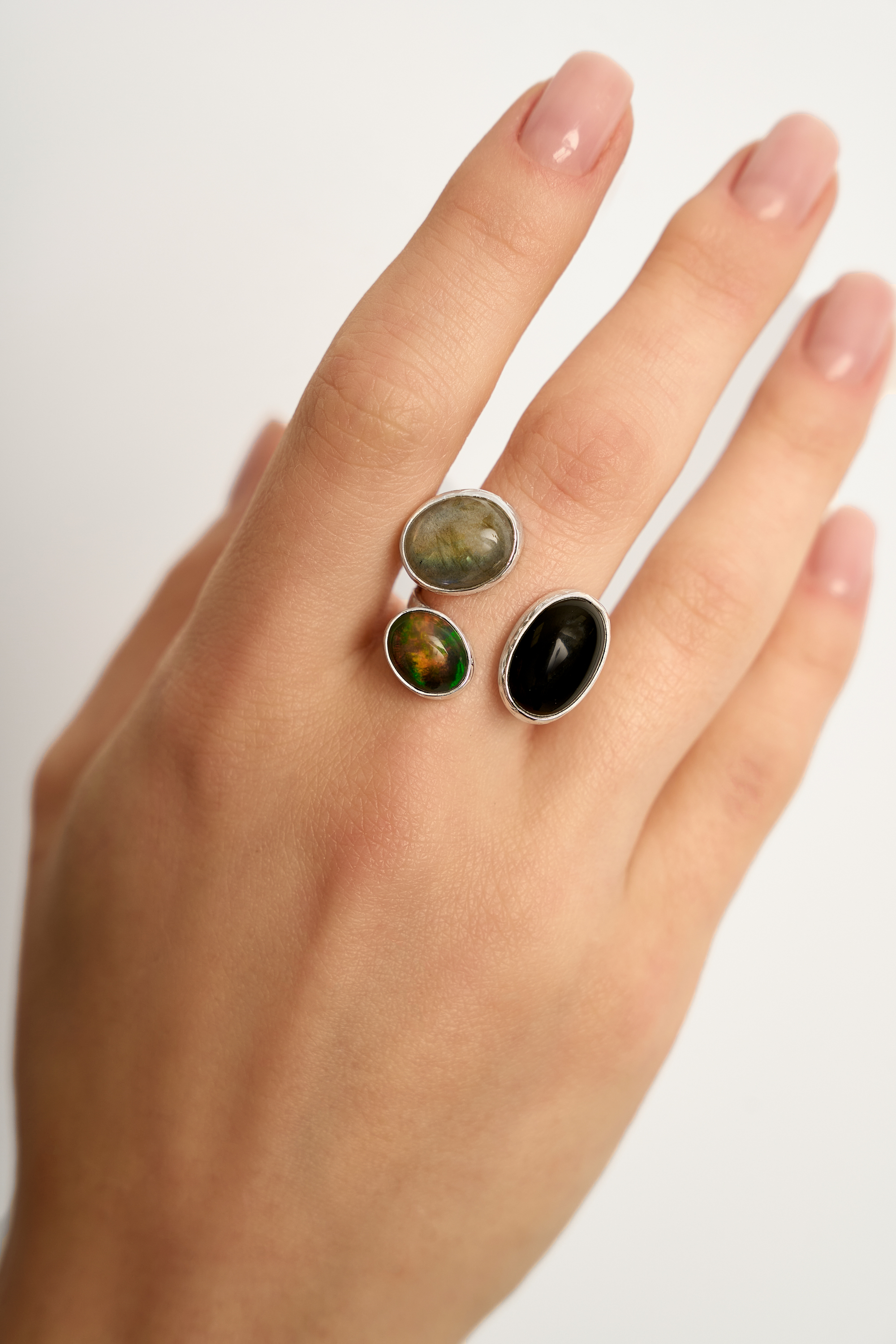 Кольцо с черным агатом, лабрадоритом и эфиопским опалом