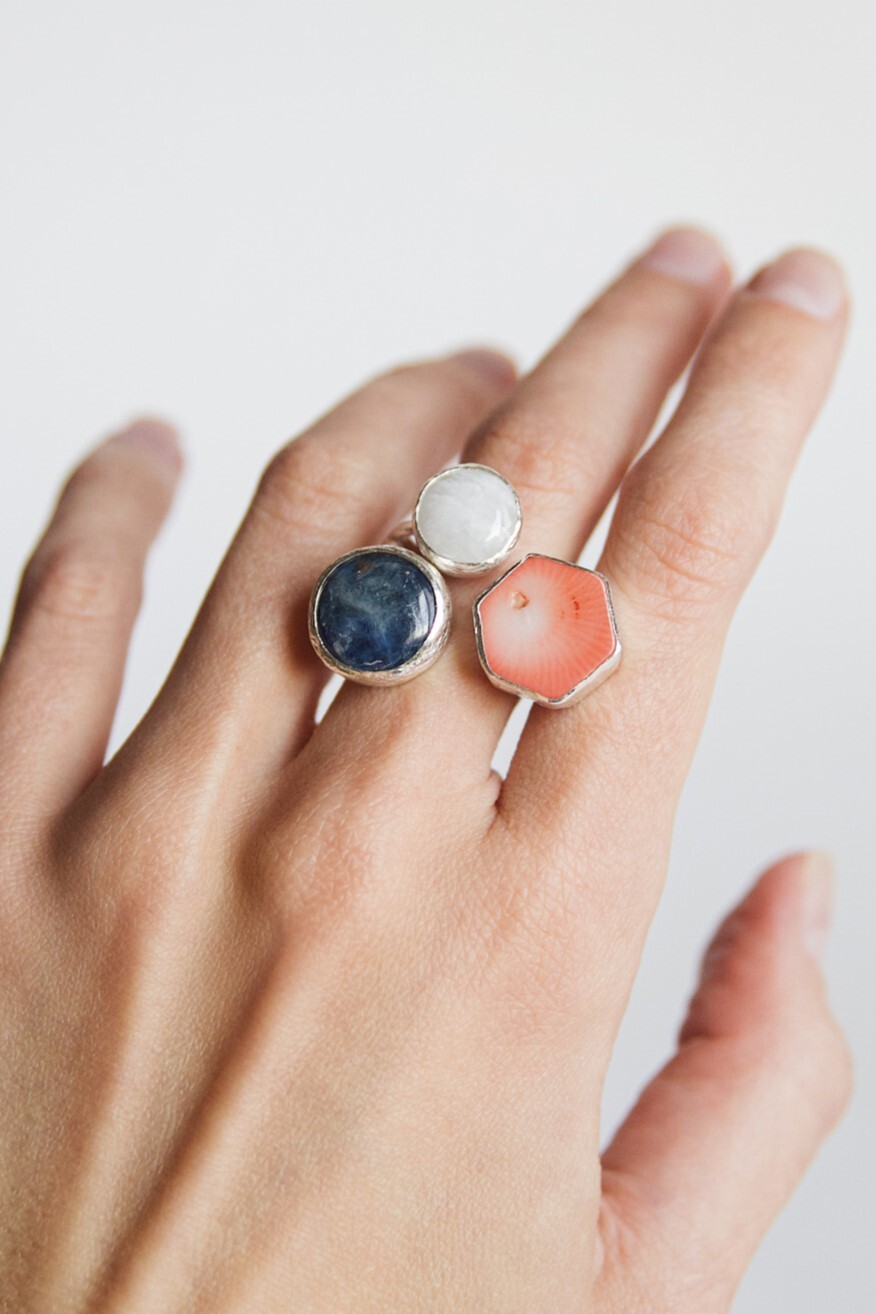 Кольцо с беломоритом, кианитом и кораллом