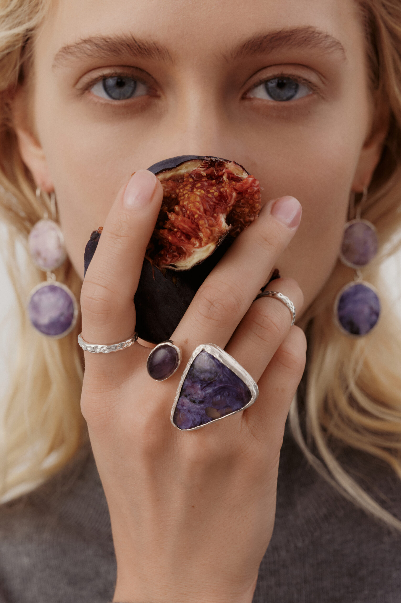 Кольцо с чароитом и аметистом