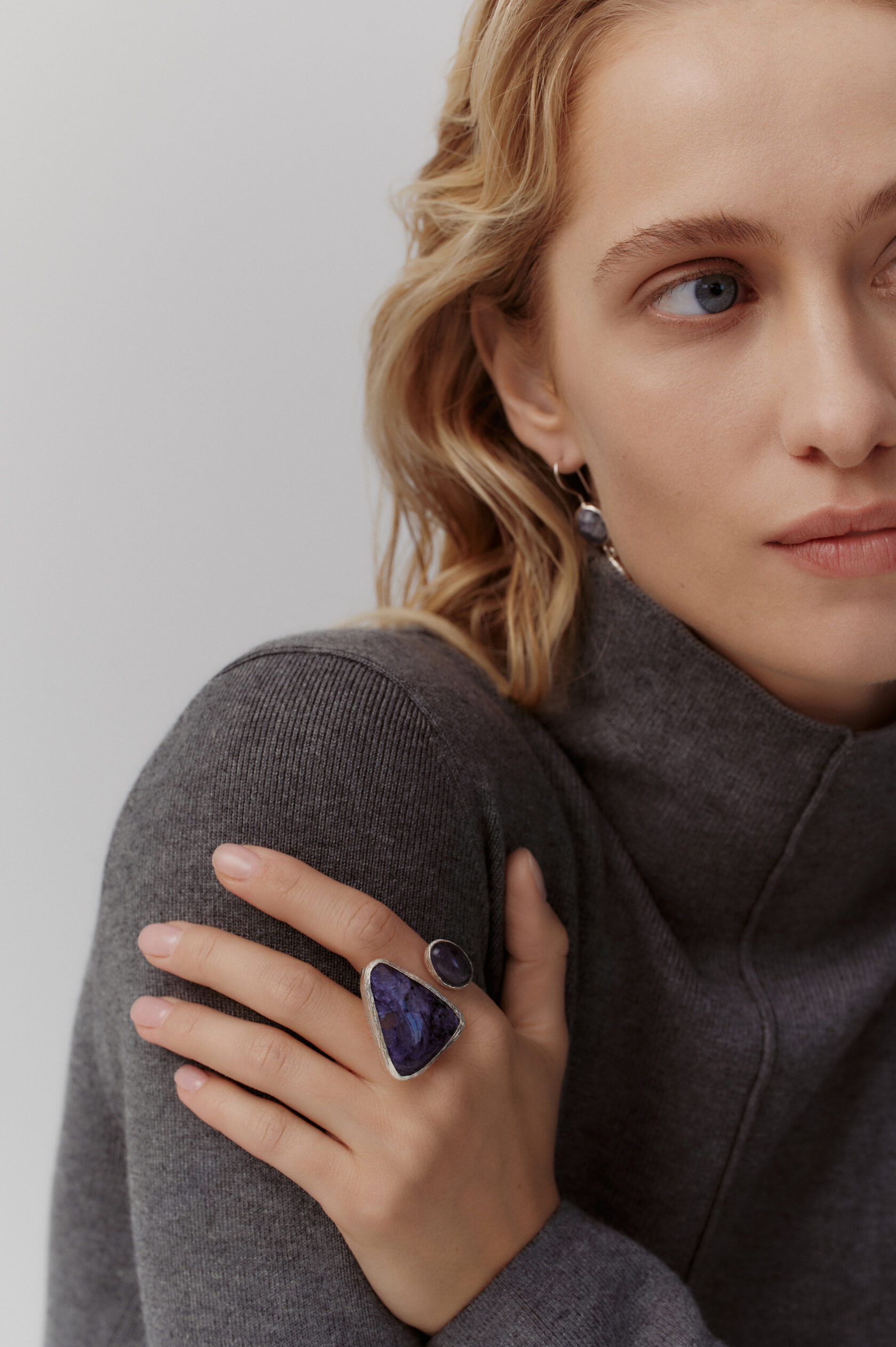 Кольцо с чароитом и аметистом