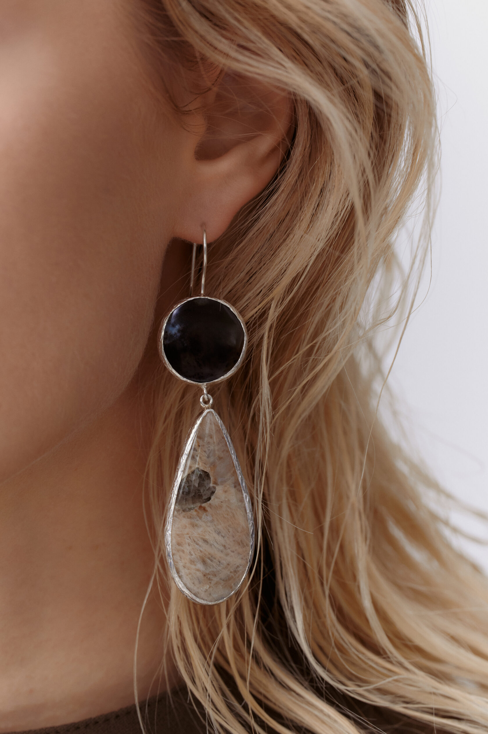 Серьги с моховым агатом, лунным камнем и яшмой