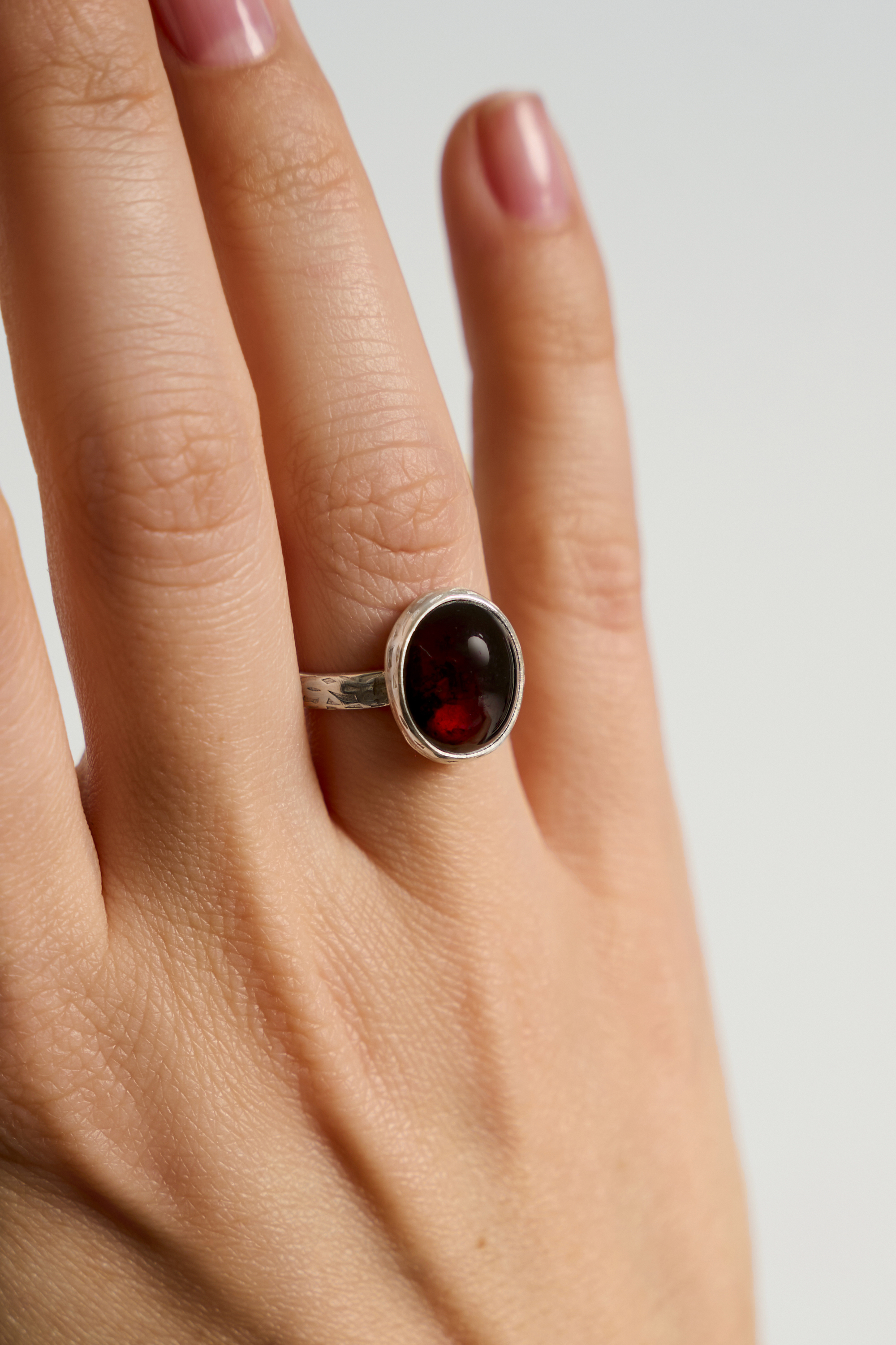 Кольцо с гранатом