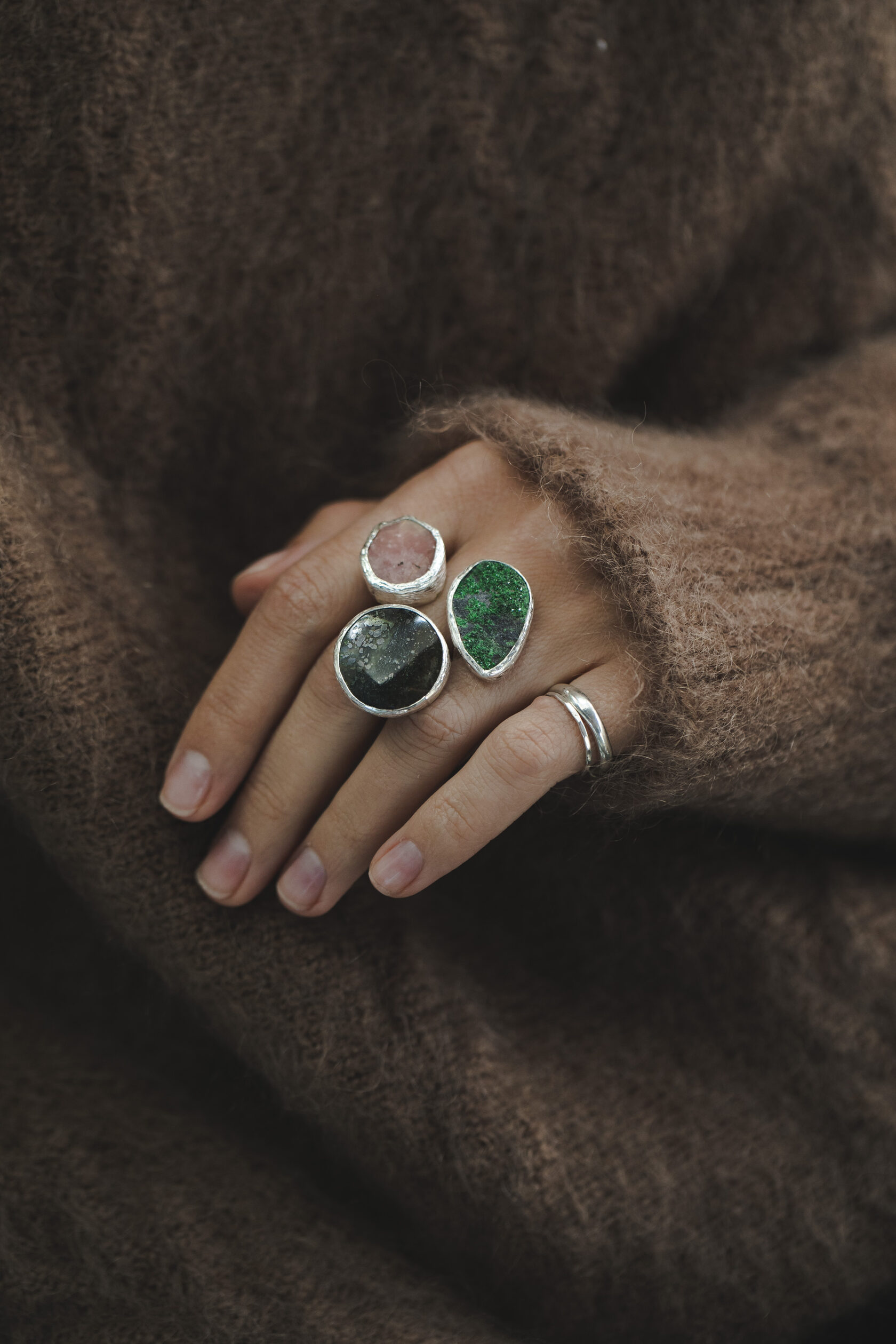 Кольцо с уваровитом, уткинитом и опалом