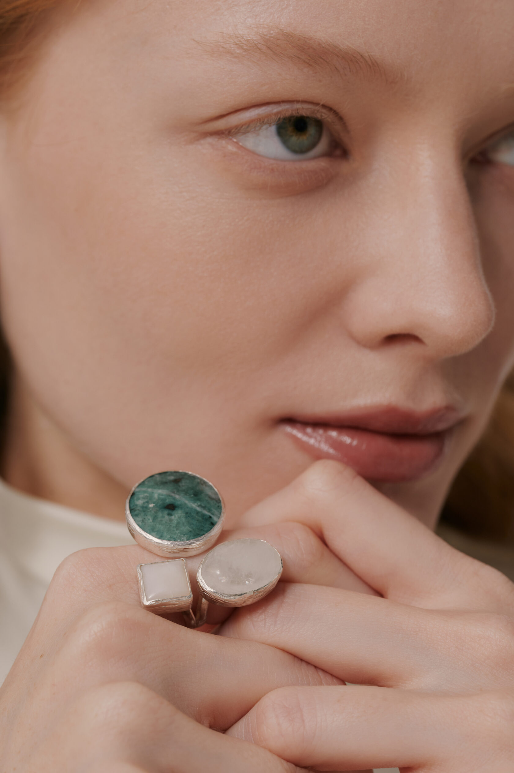 Кольцо с лиственитом, розовым кварцем и опалом