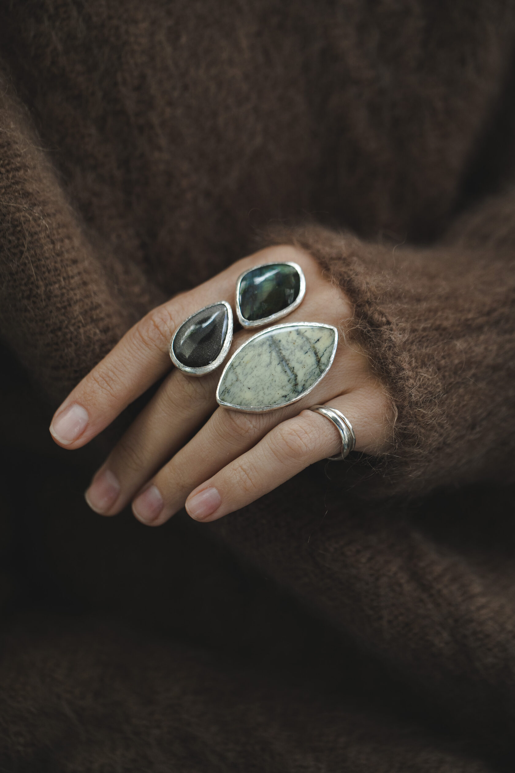 Кольцо с опалом, спектролитом и морионом