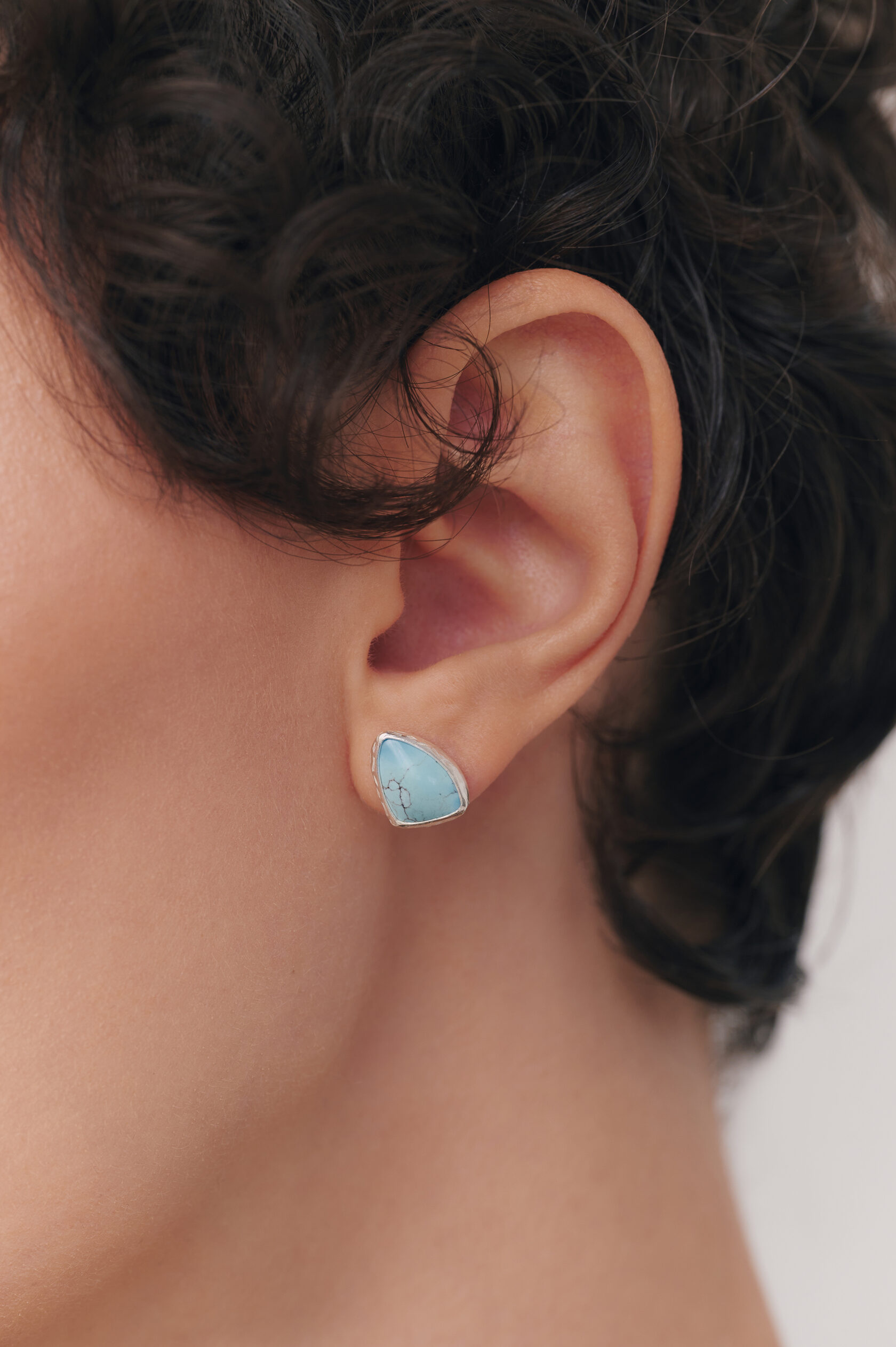 Пусеты с бирюзой треугольные