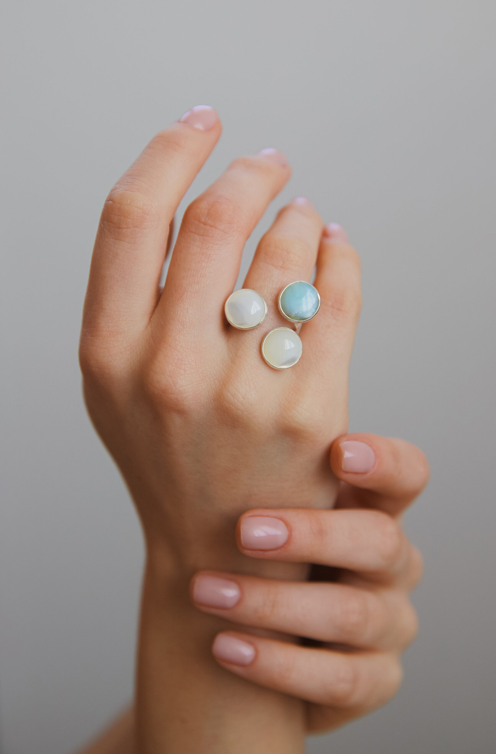 Кольцо с перламутром и перуанским опалом