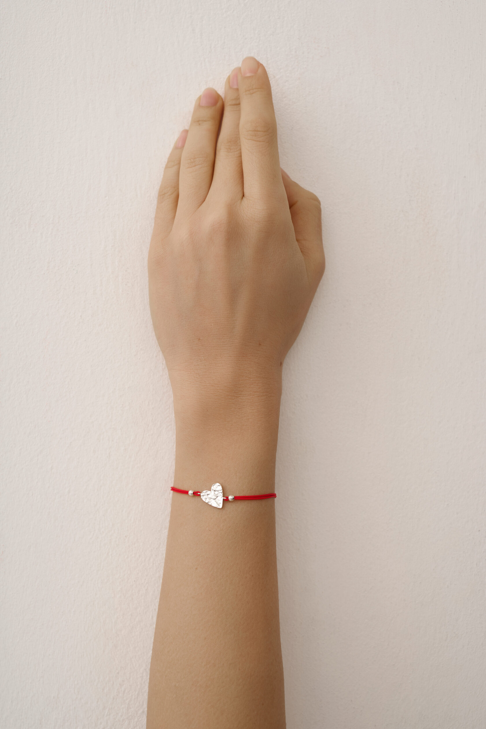 Браслет Сердце на красной нити