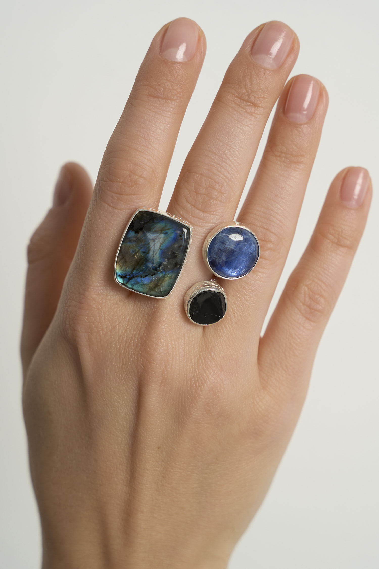 Кольцо со спектролитом, шпинелью и кианитом