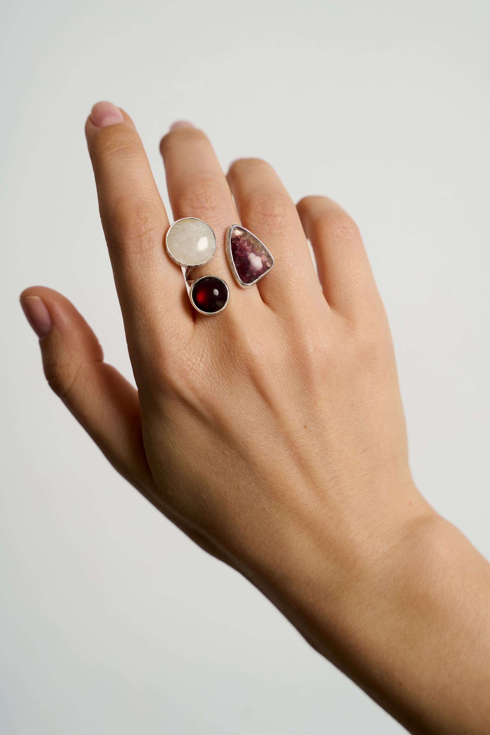 Кольцо с турмалином, гранатом и беломоритом