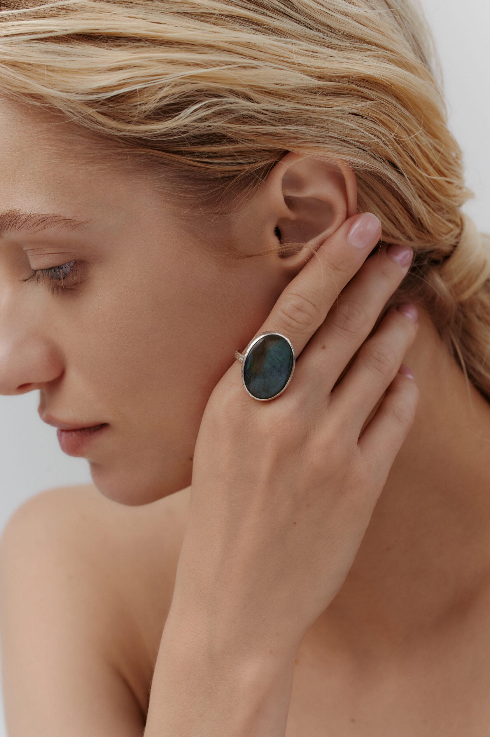 Кольцо с лабрадоритом