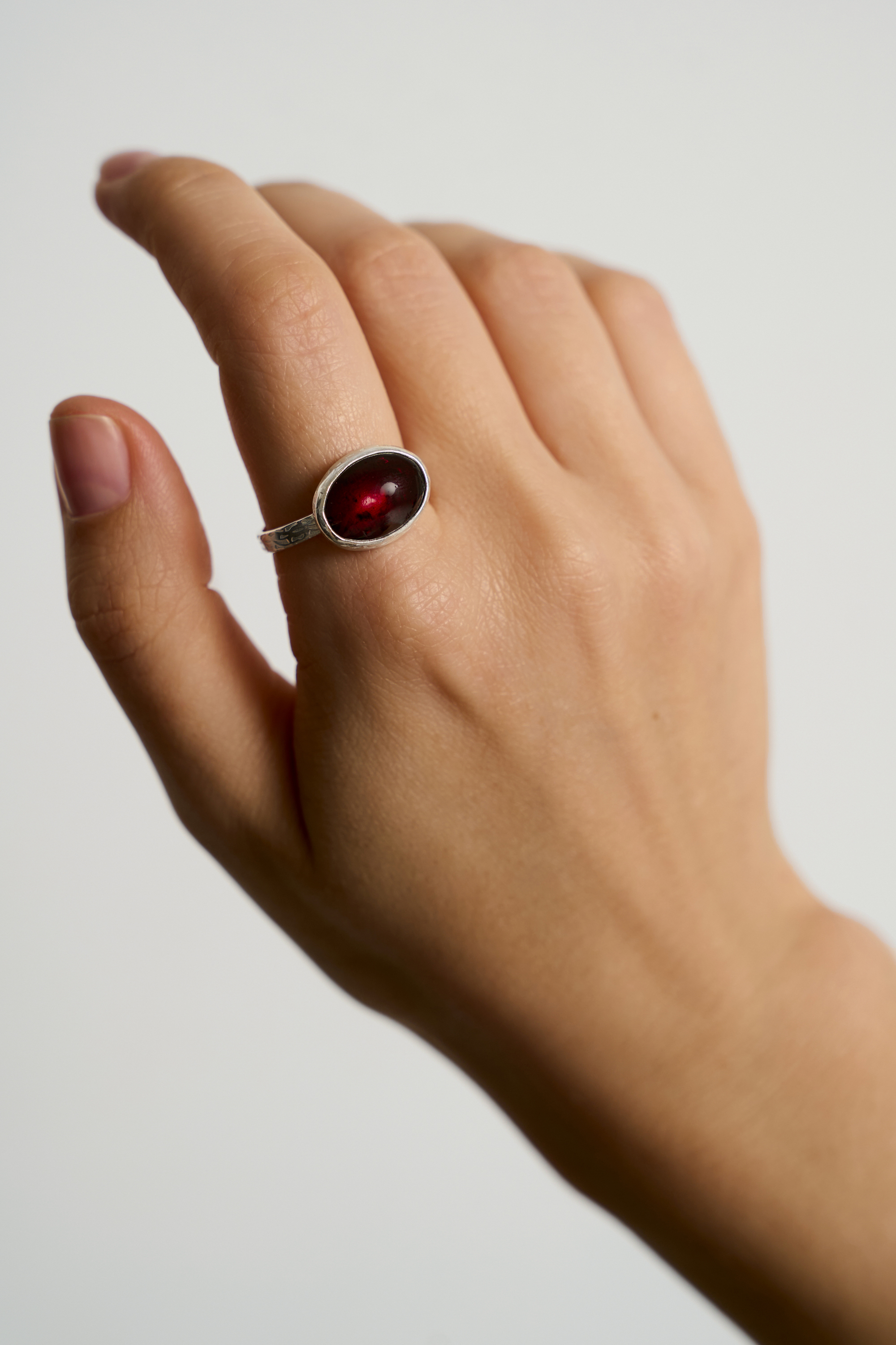 Кольцо с гранатом