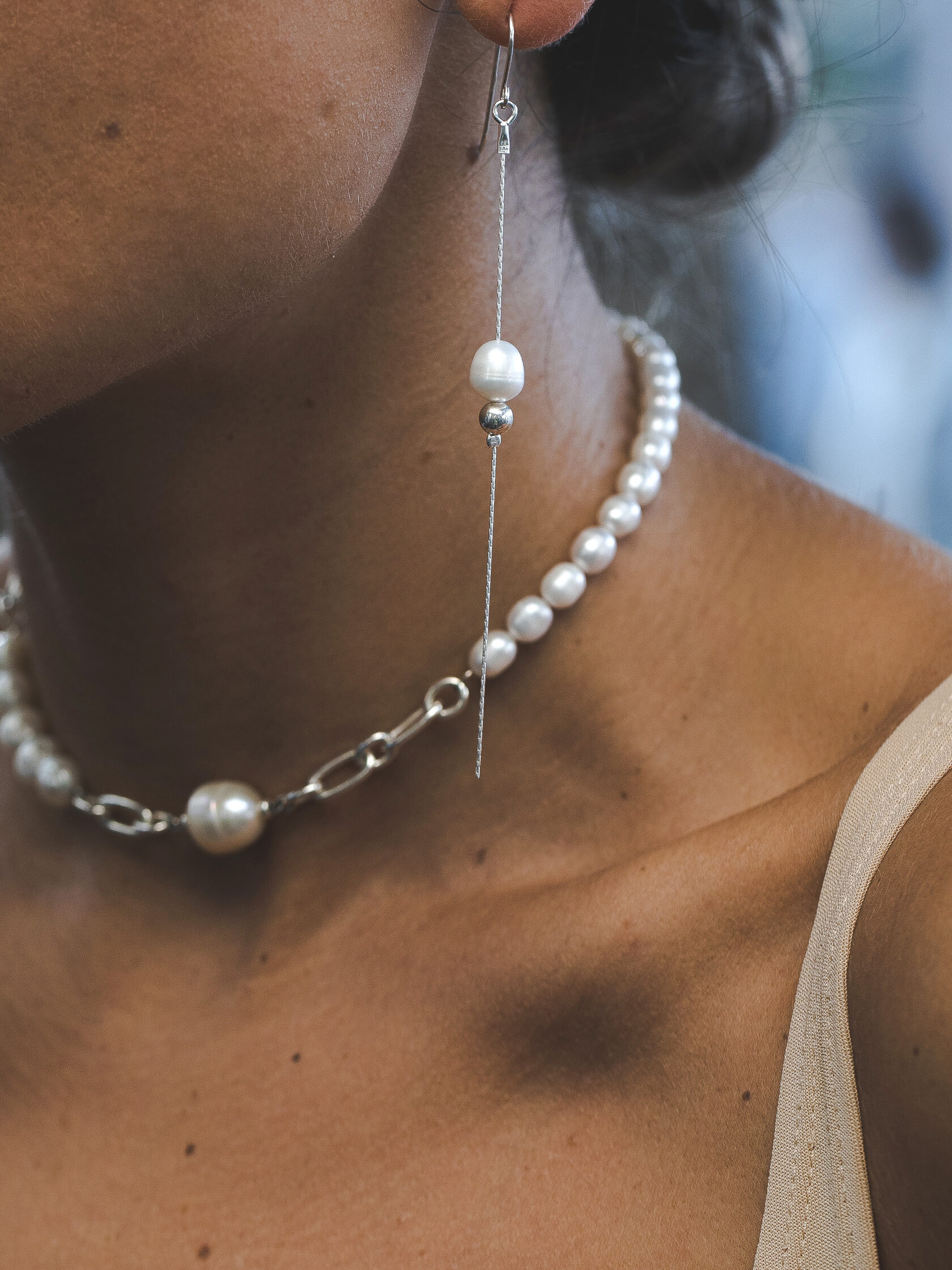 Серьги-цепочки с жемчугом и серебряной бусиной Серьги-цепочки с жемчугом и серебряной бусиной
