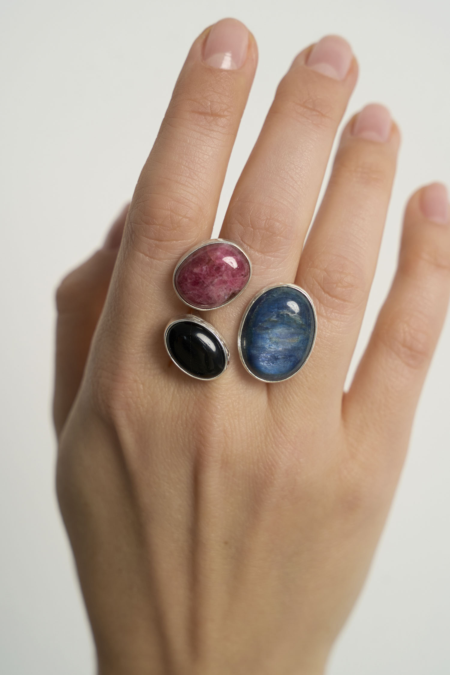 Кольцо с кианитом, родонитом и черным агатом