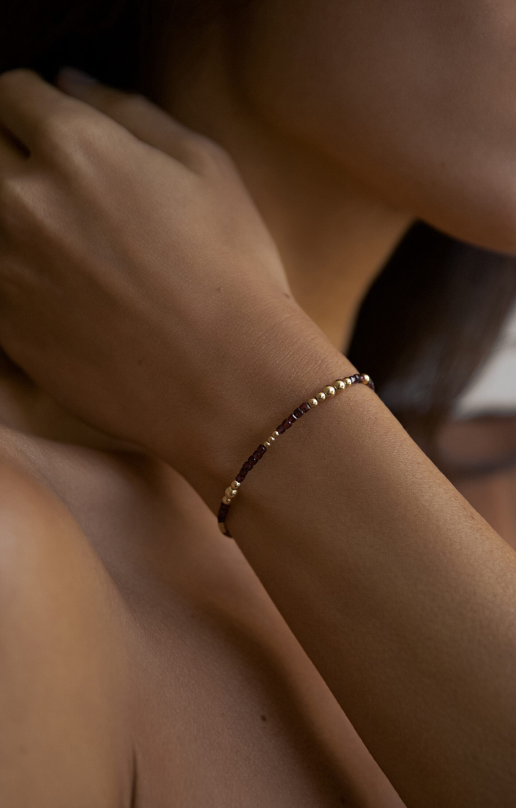 Браслет с бусинами граната