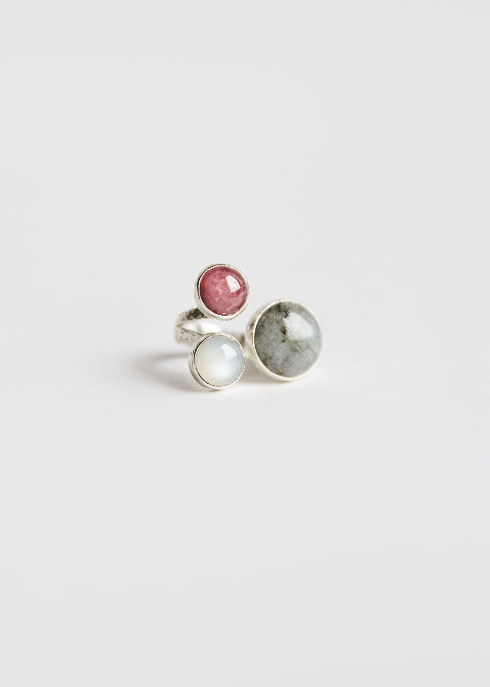 Кольцо с перламутром, турмалином и лабрадоритом