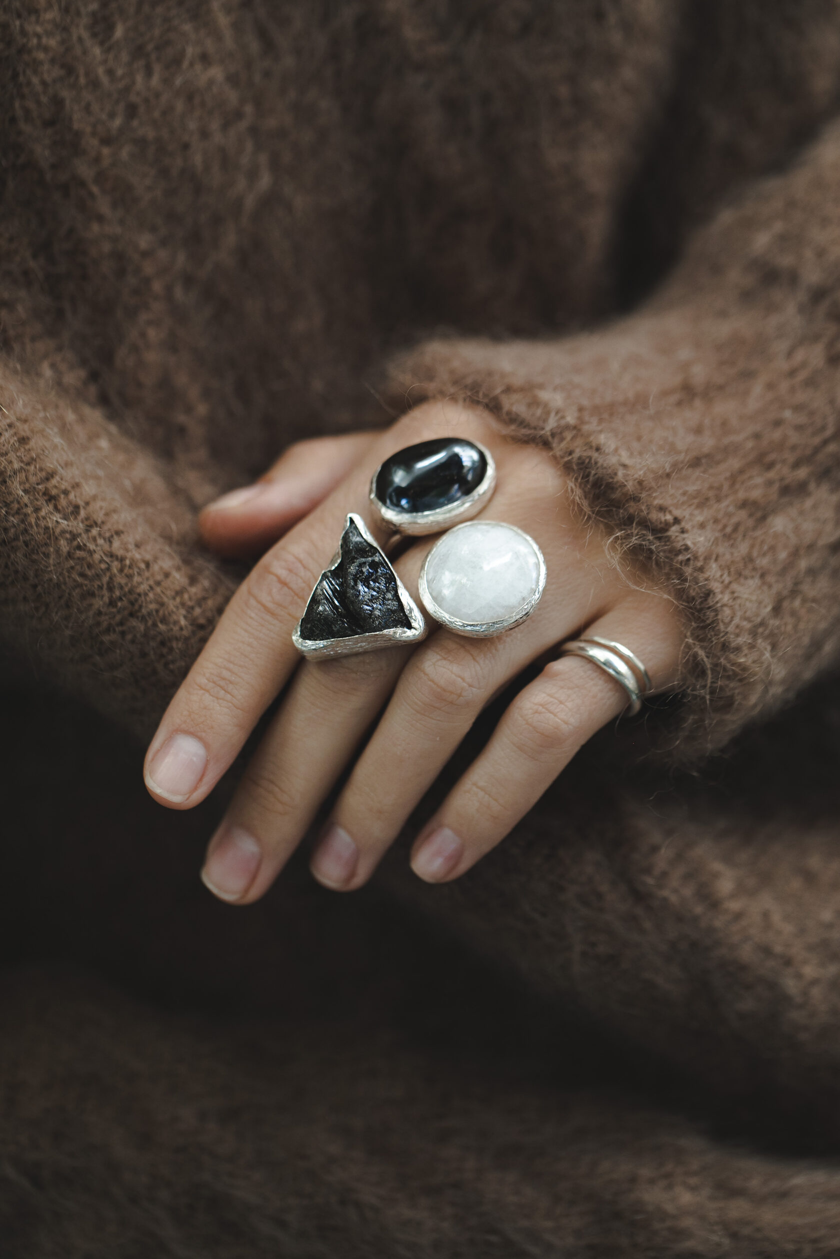 Кольцо с беломоритом, гематитом и агатом