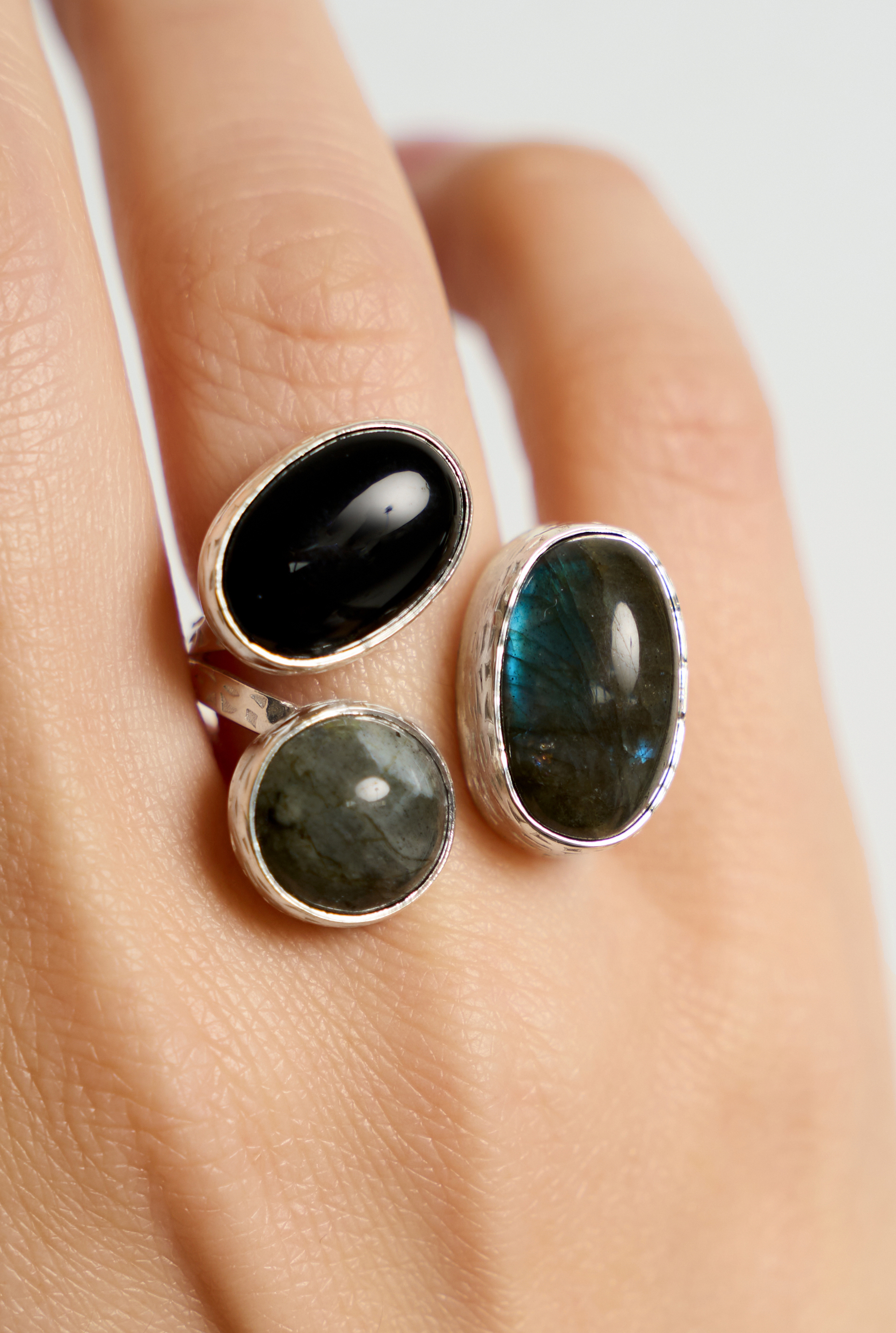 Кольцо с спектролитом, лабрадоритом и черным агатом